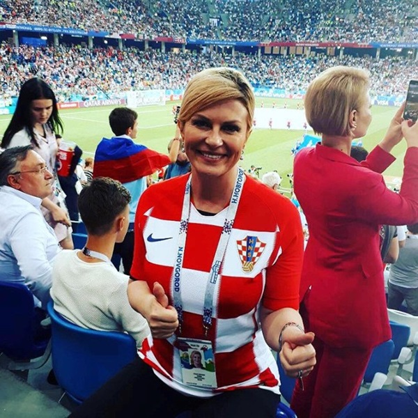 Cách đặc biệt mà nữ Tổng thống Croatia cổ vũ đội bóng nước nhà - Bóng Đá