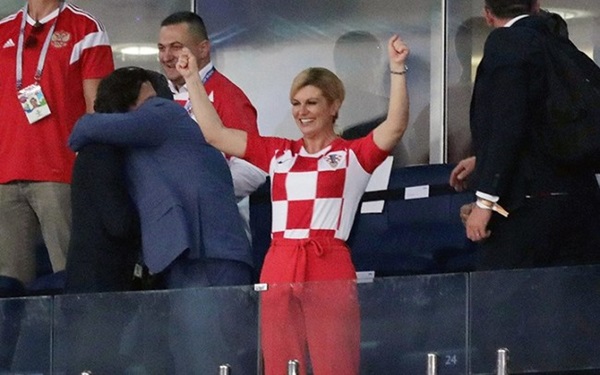 Cách đặc biệt mà nữ Tổng thống Croatia cổ vũ đội bóng nước nhà - Bóng Đá