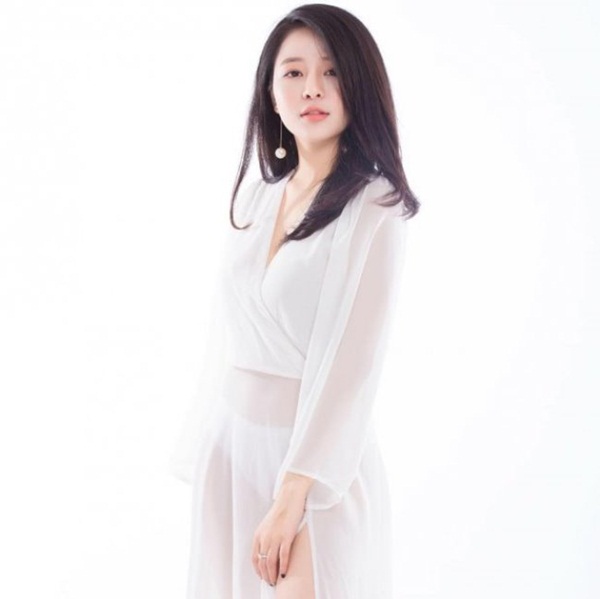 Trâm Anh tên đầy đủ là Đỗ Thị Trâm Anh sinh năm 1995. Cô đang là một dược sĩ có hiệu thuốc riêng ở Hà Nội.