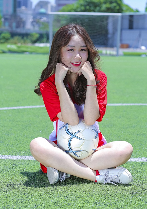 Trong đội bóng áo kẻ ca rô, cô rất hâm mộ cầu thủ Rakitic. Còn ở cấp độ câu lạc bộ, Trần Ngọc là fan ruột của câu lạc bộ Barcelona. (Nguồn: Dân Việt)