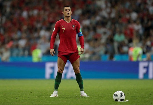 Hat-trick của Cristiano Ronaldo: Gặp Tây Ban Nha được đánh giá mạnh hơn, Bồ Đào Nha của CR7 đã suýt chút nữa phải nhận thất bại nếu không có sự xuất sắc của anh. Tân binh của Juventus ghi một hat-trick trong trận hòa 3-3, trong đó có cú sút phạt hàng rào đẹp mắt ở cuối trận. Tuy vậy, Ronaldo chỉ ghi được một bàn trong 3 trận sau đó và Bồ Đào Nha bị loại ở vòng 16 đội.