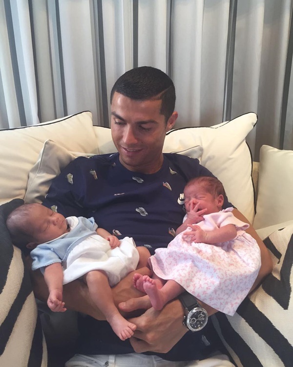 Ronaldo hạnh phúc khoe về sự ra đời của cặp song sinh vào năm 2017.