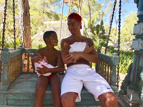 Bật mí thú vị về 2 cậu ấm cùng tên Mateo của Messi và Ronaldo - Bóng Đá