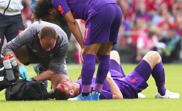 Va chạm mạnh, sao Liverpool bê bết máu rời sân - Bóng Đá