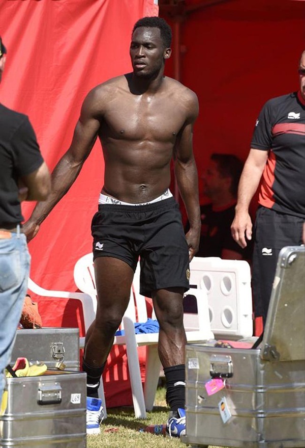 Cuối cùng là Lukaku với thân hình cao lớn như King Kong.