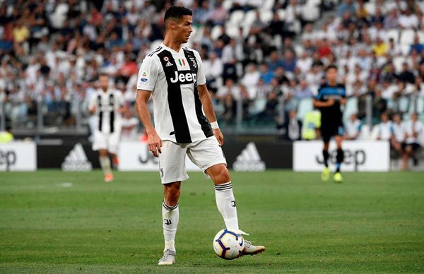 Trong màu áo Juve, Ronaldo chưa có bàn nào, nhưng tất cả đều đang ủng hộ CR7, không giống với tình thế của Modric tại Real Madrid. Ảnh: Getty Images.
