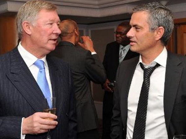 Sir Alex luôn ủng hộ Mourinho, nhưng đồng thời cũng tạo áp lực lên đôi vai ông.