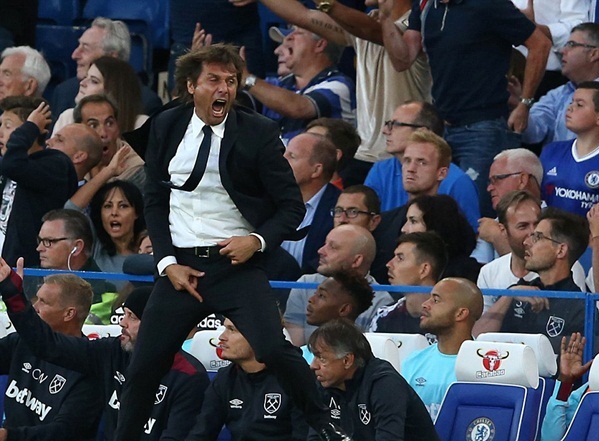 Ngoài tài năng, Antonio Conte còn rất nổi tiếng với những hành động ngoài đường pitch.