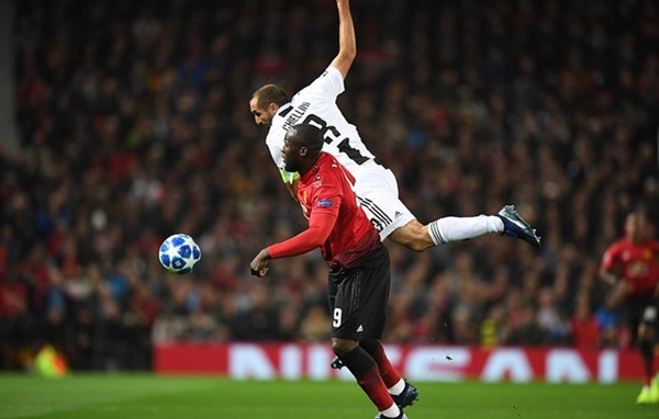 Chiellini bỏ túi Lukaku trong ngày Juventus hạ MU 1-0 ngay tại Old Trafford ở loạt trận thứ ba của vòng bảng Champions League hôm 24/10.