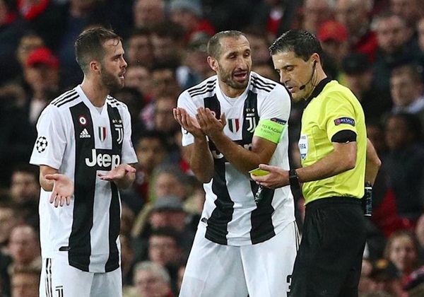 Khi cần, Chiellini sẵn sàng "chơi chiêu" như câu giờ để giảm hưng phấn đối thủ.