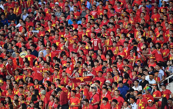 Sân Mỹ Đình kín đặc người ở trận gặp Malaysia.