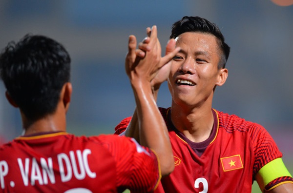 Quế Ngọc Hải cùng đồng đội có ngày thi đấu nhàn nhã. Ảnh: Việt Hùng.