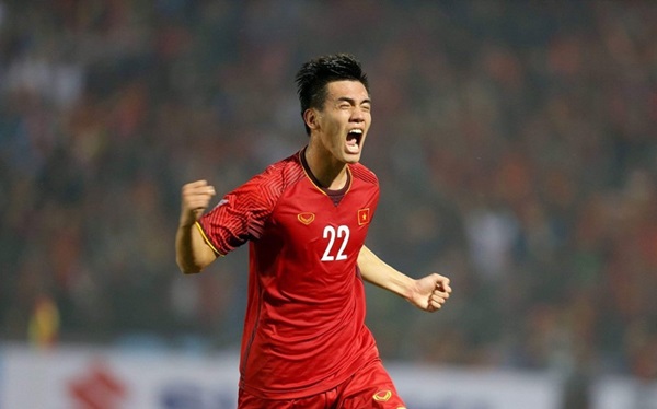 Màn trình diễn của hàng công Campuchia đối lập hoàn toàn so với Tiến Linh và các đồng đội bên phía đội tuyển Việt Nam. Ảnh: Minh Hoàng