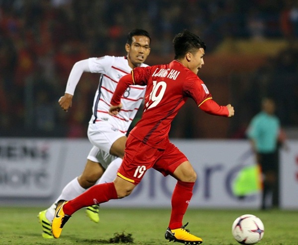 Không chỉ Gabriel Tan, người hâm mộ bóng đá Việt Nam cũng tha thiết mong thầy Park trả Quang Hải về với vị trí hộ công sở trường. Ảnh: Minh Hoàng.