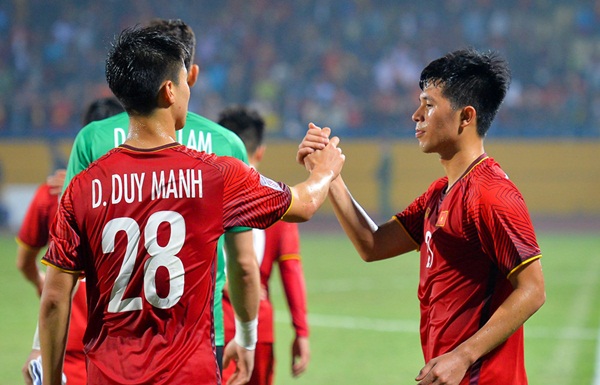 Duy Mạnh cùng Đình Trọng vẫn giữ được sự ăn ý như tại vòng chung kết U23 châu Á và ASIAD 2018. Ảnh: Minh Chiến.