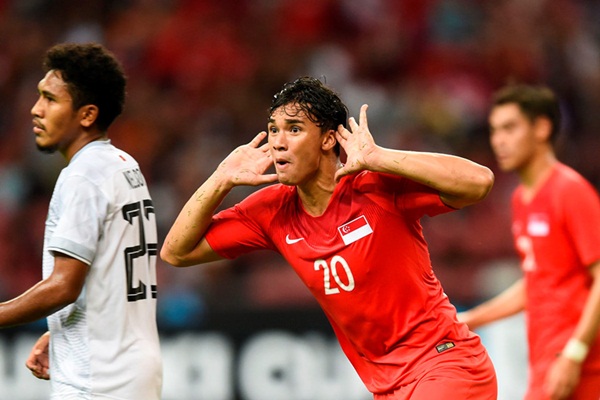 Ikhsan Fandi (1999 - Singapore): Bên cạnh Irfan, nhà Fandi còn đang sở hữu cái tên đầy triển vọng khác, đó là Ikhsan Fandi. Ở tuổi 19, cầu thủ này nhanh chóng chiếm được suất đá chính trên hàng công của đội tuyển Singapore. Bên cạnh 2 bàn thắng ghi được, những màn trình diễn hiện đại giàu tốc độ và dồi dào năng lượng của cầu thủ này hứa hẹn về một tiền đạo đẳng cấp của bóng đá Singapore trong tương lai.