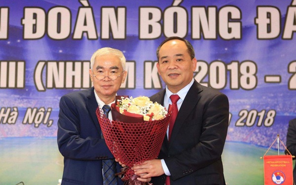 Giờ là lúc kỳ vọng vào lãnh đạo khoá 8 của VFF với thứ trưởng, tân chủ tịch Lê Khánh Hải (phải) dám làm, dám thay đổi để đưa bóng đá Việt Nam đi lên...