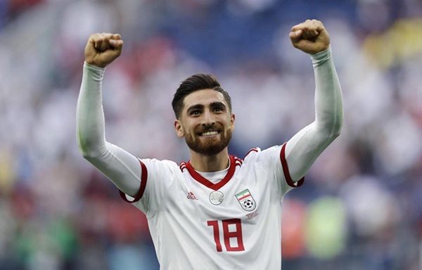 Alireza Jahanbakhsh (Brighton, Iran): Brighton là CLB tổn thất nặng ở lực lượng vì giải đấu Asian Cup 2019 diễn ra ở thời điểm Ngoại hạng Anh bước vào chặng “tourmalet”. Ngoài thủ môn Ryan, tiền vệ Jahanbakhsh cũng sẽ trở về đội tuyển Iran. Từ đầu mùa giải, Jahanbakhsh ra sân 10 trận cho Brighton và đang dần hòa nhập tốt với môi trường mới. HLV Carlos Queiroz của đội tuyển Iran cho biết: “Jahanbakhsh là nhân tố quan trọng nhất của tuyển Iran ở giải đấu lần này”.