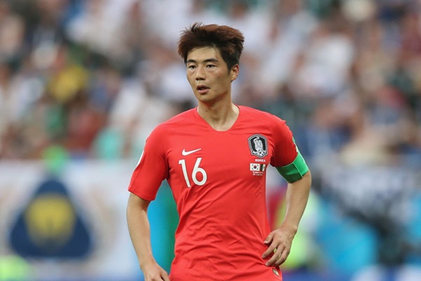 Ki Sung-Yueng (Newcastle, Hàn Quốc): Ở tuổi 29, Ki Sung-Yueng không còn duy trì phong độ tốt như thời còn khoác áo Swansea City. Dẫu vậy, anh vẫn là tiền vệ trung tâm đáng xem nhất của Asian Cup 2019 nhờ bề dày kinh nghiệm. Đến nay, tiền vệ điển trai của đội tuyển Hàn Quốc đã có 103 trận khoác áo đội tuyển.
