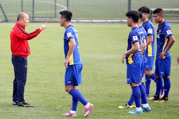 HLV Park Hang-seo dặn dò các tân binh vừa lên tuyển Việt Nam.