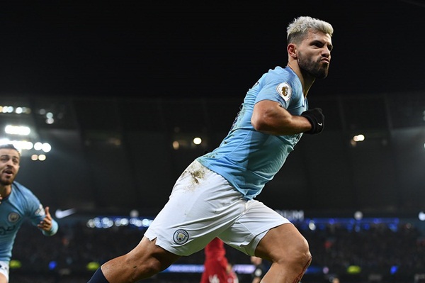 Sergio Aguero ghi bàn mở tỷ số tuyệt đẹp, nhưng đó là kết quả của những nỗ lực tranh chấp bóng hai tuyệt vời của Man City. Ảnh: Daily Mail.