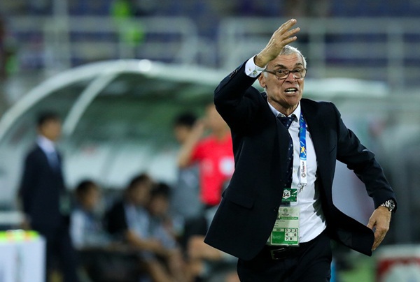 HLV Hector Cuper nổi giận vì Nhật Bản ‘chơi xấu’ với Uzbekistan - Bóng Đá