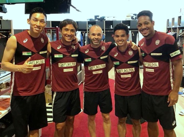 Theerathon Bunmathan đứng bên phải huyền thoại Barcelona Andres Iniesta tại đội bóng Nhật Bản Vissel Kobe.