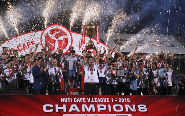 CLB Hà Nội sẽ tiếp tục thể hiện sức mạnh của đội đương kim vô địch: Giành tới 64 điểm và sở hữu kỷ lục điểm số cho một nhà vô địch ở mùa giải trước, CLB Hà Nội vẫn còn nhiều cơ hội tiến bộ tại mùa bóng năm nay. Đội bóng thủ đô tiếp tục thể hiện phong độ ấn tượng trong giai đoạn trước mùa giải và gần như không có đối thủ khi mùa bóng còn chưa bắt đầu. Điều người hâm mộ tò mò về CLB Hà Nội năm nay là những kỷ lục mới và sự thể hiện ở đấu trường châu Á.
