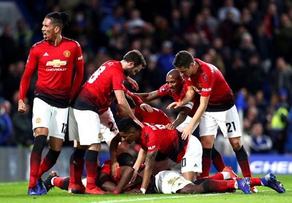 Smalling (trái) đã có màn tái xuất ấn tượng trước Chelsea.