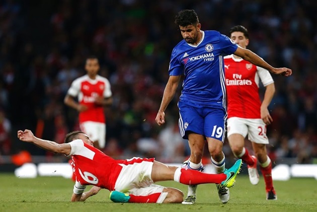 Dù đội nhà thua cuộc, nhưng Costa vẫn chiến đấu hết mình. Ảnh: Internet.