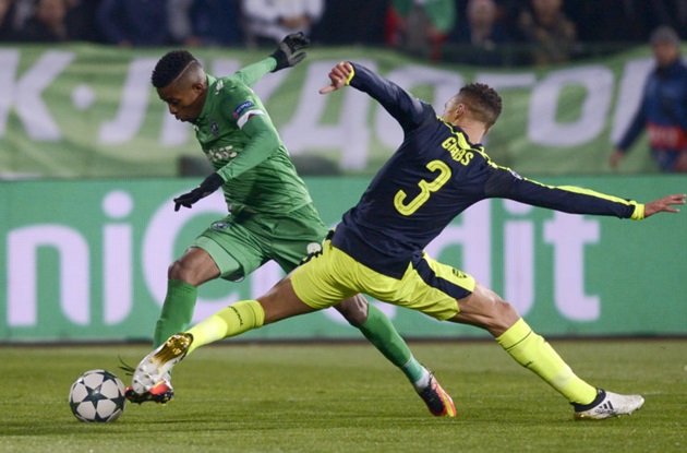 Pha tắc bóng lỗi của Gibbs dẫn đến bàn nâng tỉ số lên 2-0 cho Ludogorets. Ảnh: Internet.