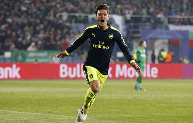 Oezil tiếp tục thể hiện phẩm chất của ngôi sao khi ấn định tỉ số 3-2 cho Arsenal. Ảnh: Internet.