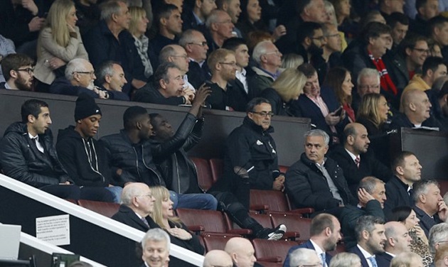 Bailly tự sướng mà không thèm để ý đến Mourinho. Ảnh: Internet.