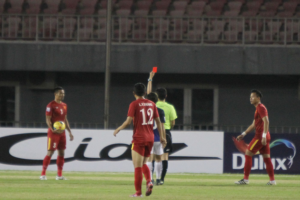 Thẻ đỏ tai hại của Đình Luật. Ảnh: Đình Viên.