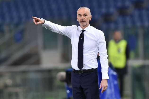 Pioli đi lên từ đống đổ nát của Frank De Boer.