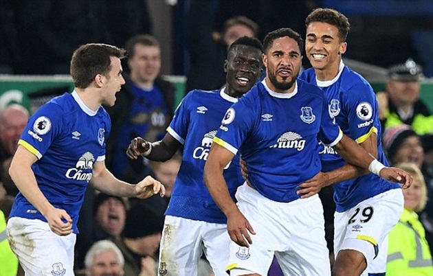 Niềm vui của các cầu thủ Everton khi có bàn thắng dẫn điểm trong những phút cuối.