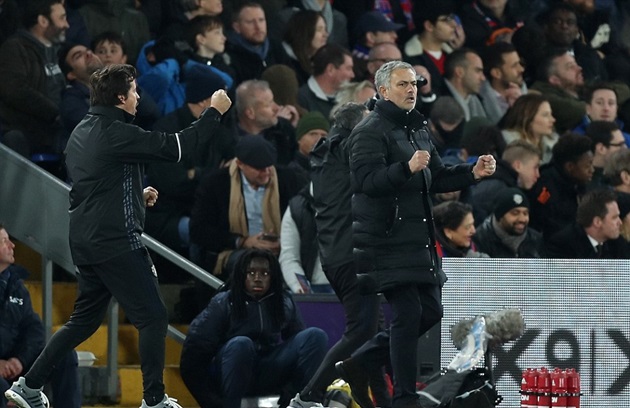 Bên ngoài đường pitch, Jose Mourinho cũng không thể giấu được niềm vui.