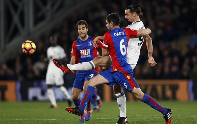 Ibrahimovic luôn bị theo sát bởi các hậu vệ đội chủ nhà.