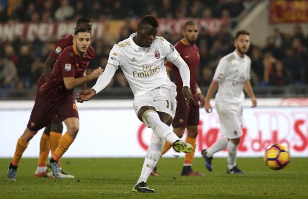 Niang sút hỏng phạt đền khiến Milan ôm hận trước Roma.