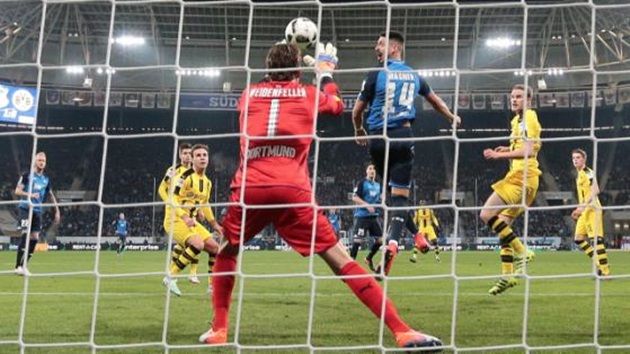 Khó khăn lại đến với Dortmund khi Wagner đánh đầu tung đội khách ở phút 21.