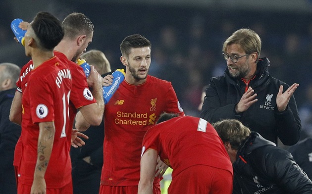 Ông Juergen Klopp luôn tranh thủ từng phút để chỉ đạo các học trò.