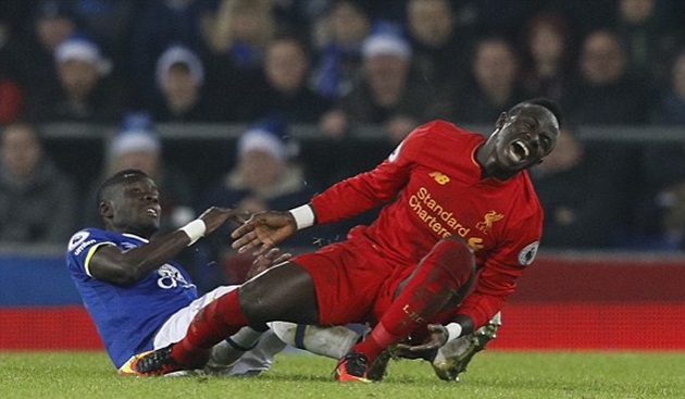 Cầu thủ hai bên thường xuyên có những pha vào bóng quyết liệt.