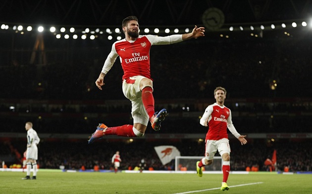 May mắn là Giroud đã kịp thời tỏa sáng bằng một cú đánh đầu không thể cản phá.