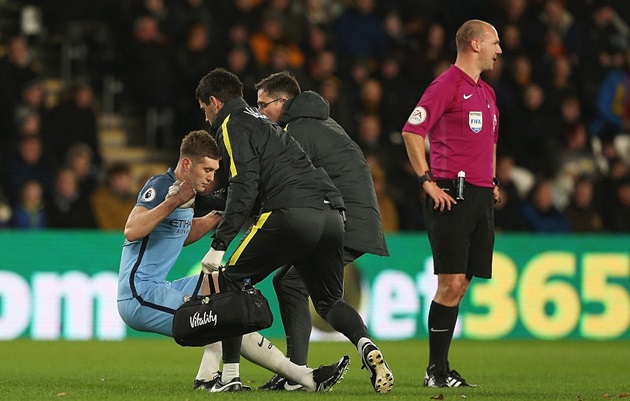Man City chịu thiệt thòi khi trung vệ John Stones phải rời sân vì chấn thương ngay ở phút 18.