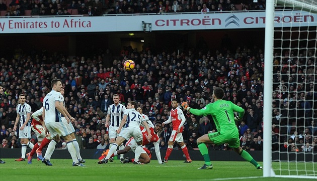 Arsenal vấp phải hàng phòng ngự số đông của West Brom.