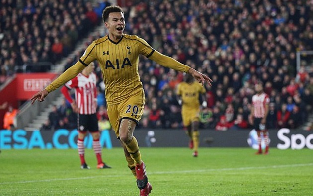 Tiền vệ người Anh ăn mừng.