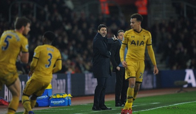 HLV Pochettino chỉ đạo rất hăng bên ngoài đường pitch.
