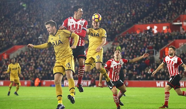 Sang đầu hiệp hai, Hary Kane giúp "Gà trống" vượt lên dẫn trước 2-1.