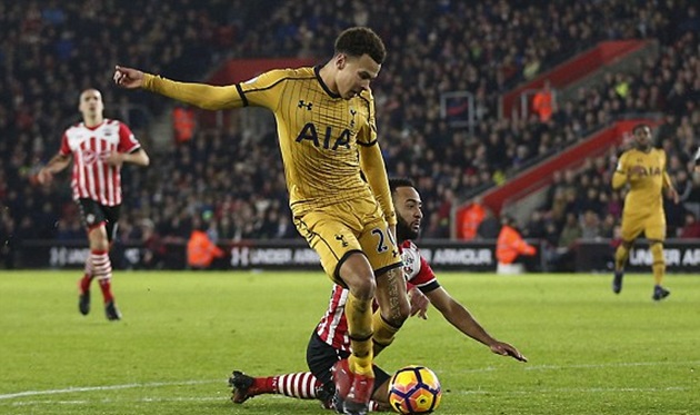 Phút 57, Southampton chỉ còn thi đấu với 10 người. Họ còn bị lãnh thêm một quả phạt đền.