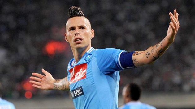 Hamsik thăng hoa giúp Napoli bay cao tại Serie A.